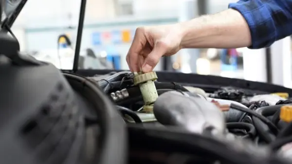 Nguyên nhân nào khiến hệ thống lái ô tô nặng bất thường