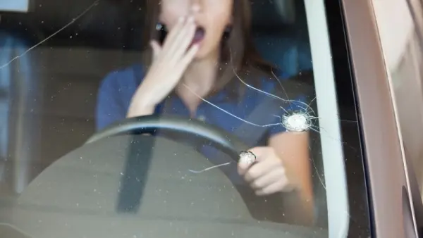 Kính chắn gió ô tô nứt ảnh hưởng đến an toàn thế nào?