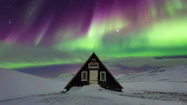 Cực quang Iceland và khoảnh khắc bầu trời bùng nổ ánh sáng