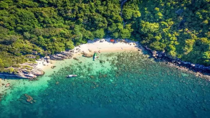 Vẻ đẹp bình yên và hoang dã tại Hòn Chảo Huế