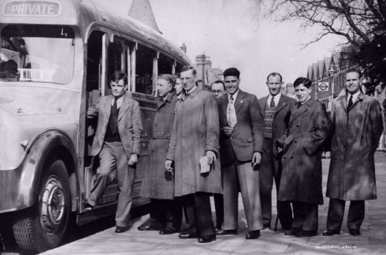 Alan Turing (ngoài cùng bên trái) cùng đội điền kinh Walton