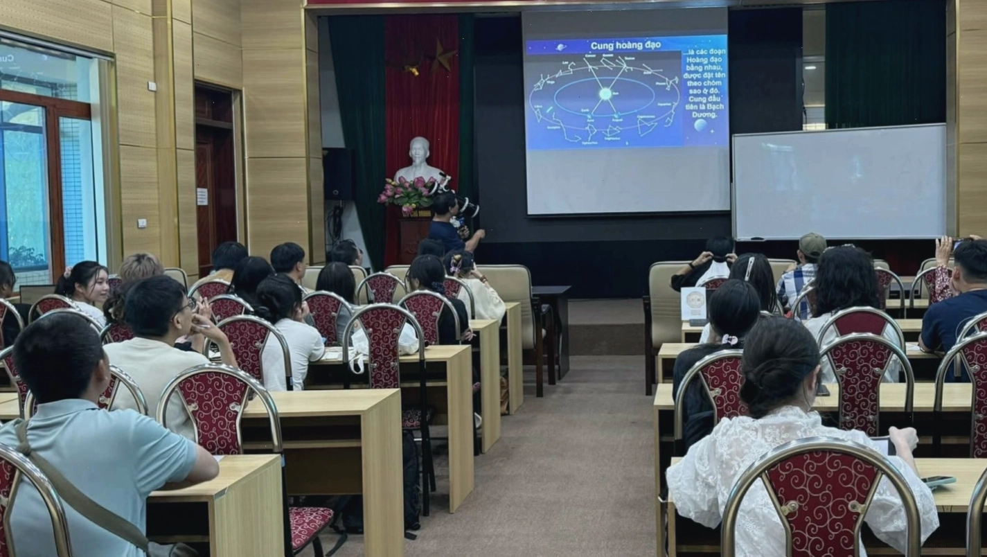 Buổi học thiên văn về các hiện tượng vũ trụ