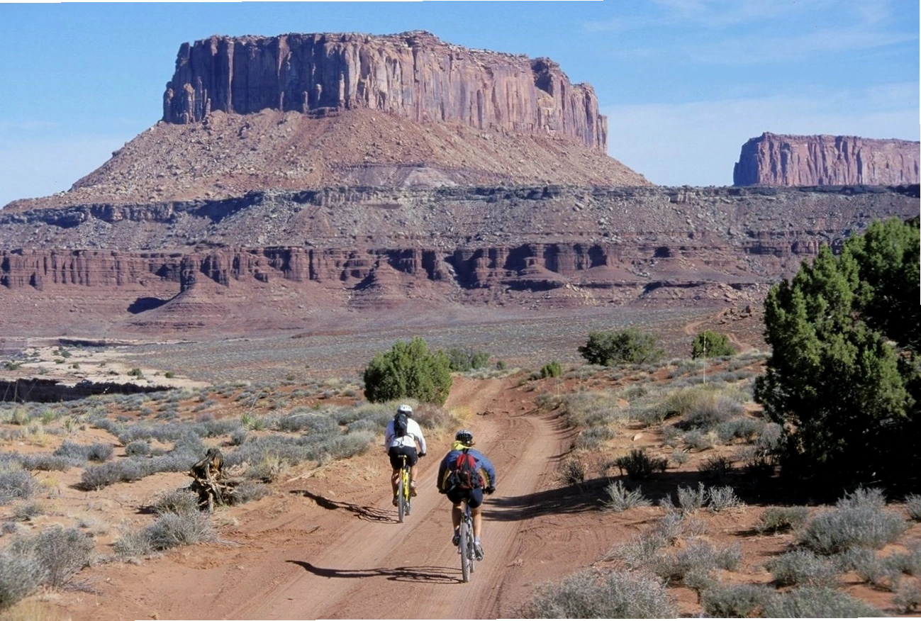 Các lớp đá trầm tích và người đi xe đạp tại Công viên Quốc gia Canyonlands, Utah.