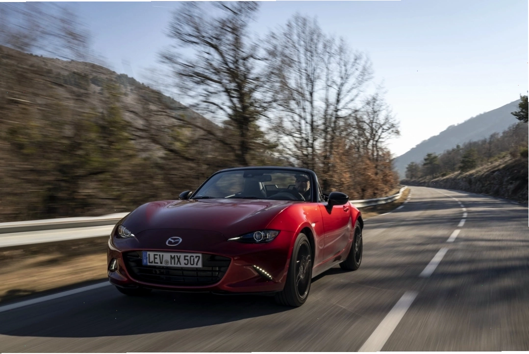 Cận cảnh bánh xe và mâm đúc thể thao của Mazda MX-5