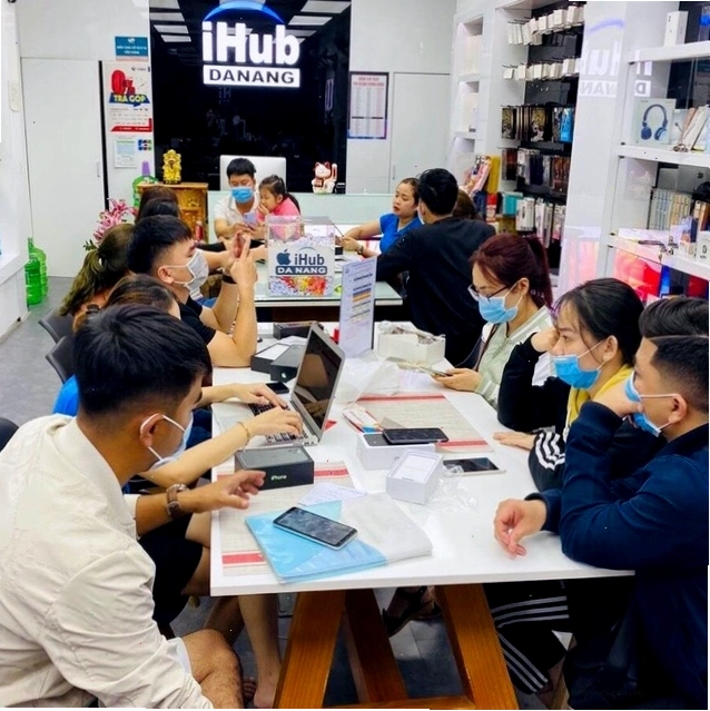 Cận cảnh iPhone tại cửa hàng iHub Đà Nẵng