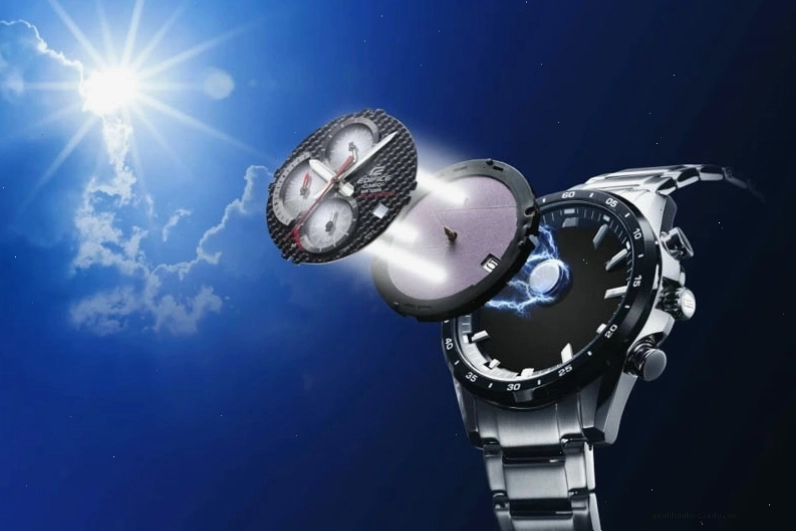 Cận cảnh mặt số đồng hồ Solar với các chi tiết chuyển đổi năng lượng ánh sáng