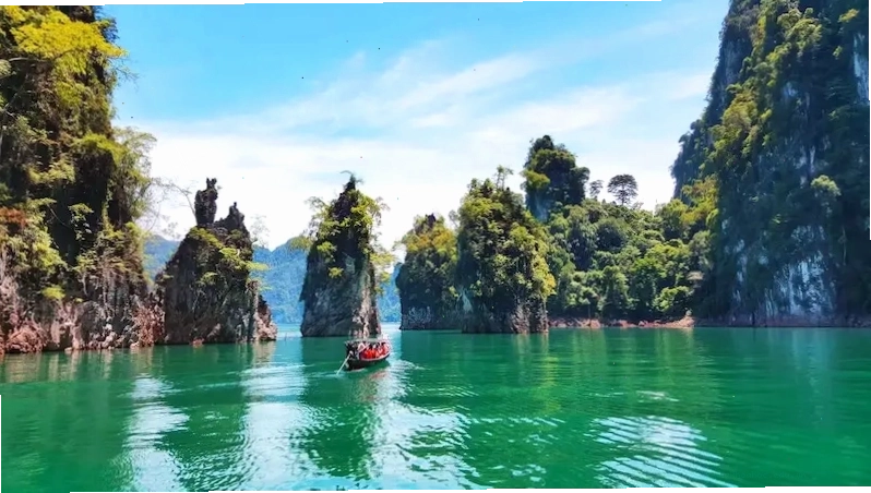 Cảnh quan núi đá vôi hùng vĩ tại Công viên Quốc gia Khao Sok, Thái Lan