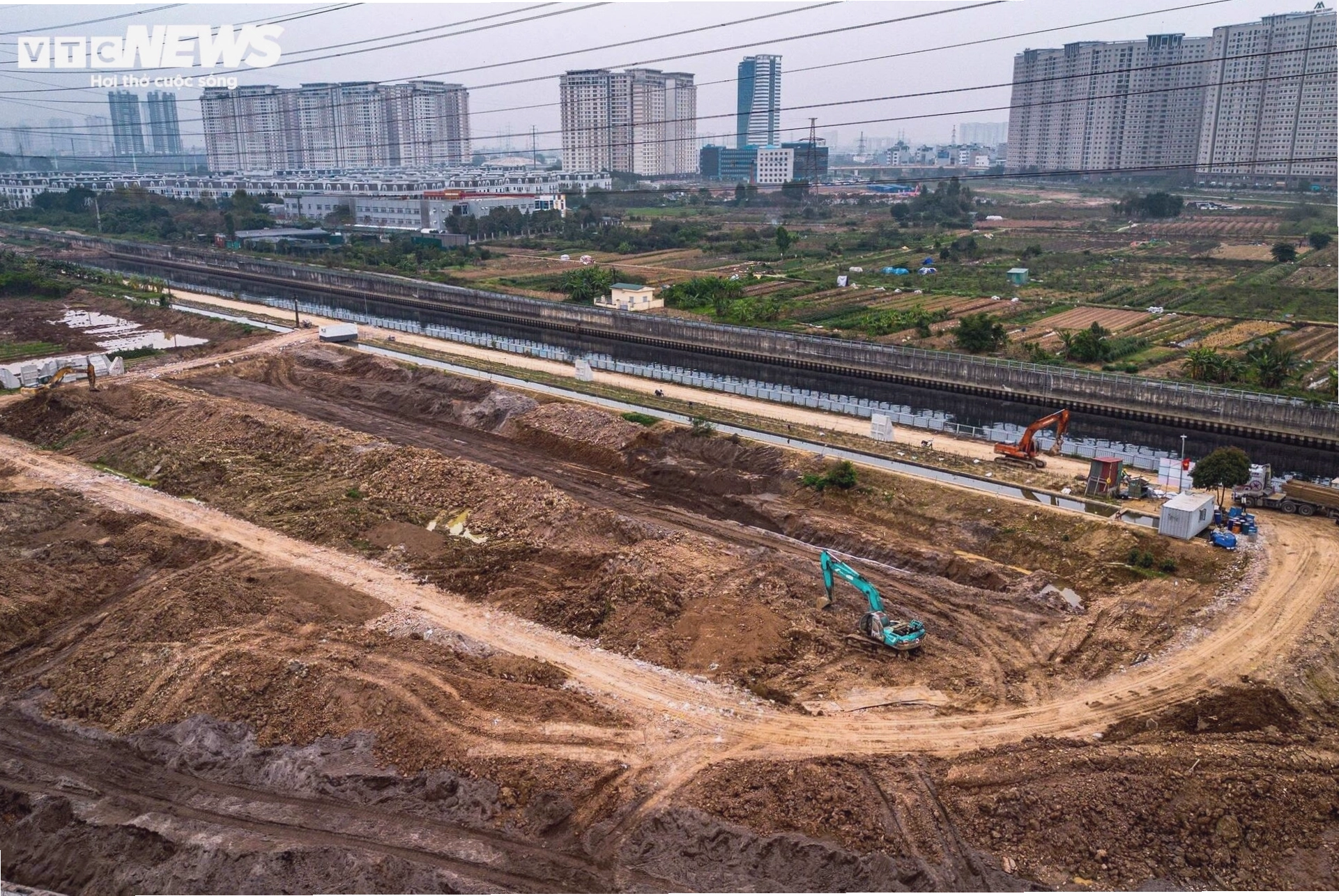 Công nhân làm việc trên công trường dự án chống ngập