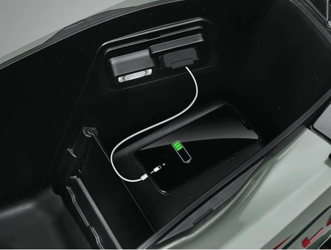 Cổng sạc USB tiện lợi trên Honda Air Blade 2026