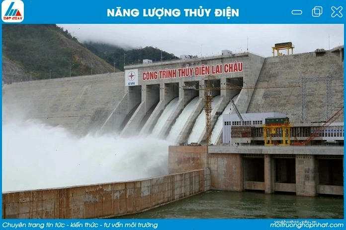 Đập thủy điện lớn với dòng nước chảy xiết qua các tua bin