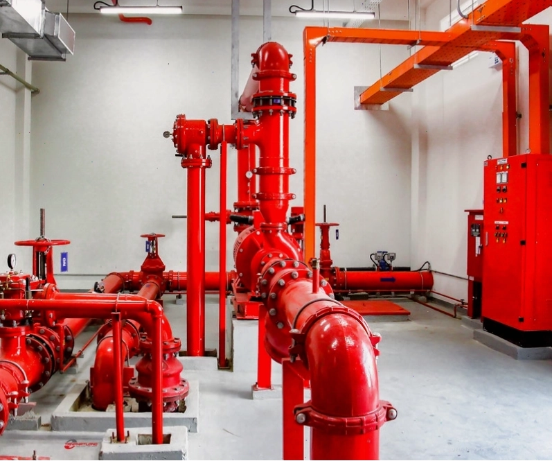 Đội ngũ kỹ thuật đang thi công hệ thống MEPF phức tạp