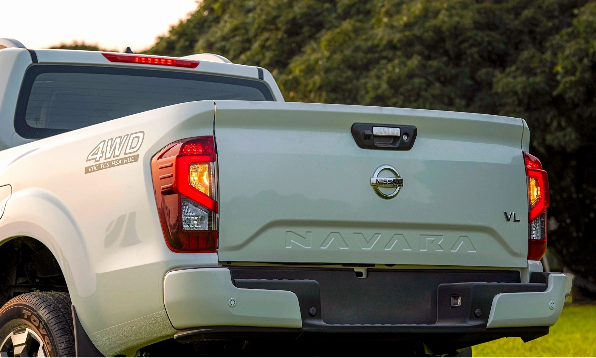 Gương chiếu hậu tích hợp báo rẽ trên Nissan Navara 2025