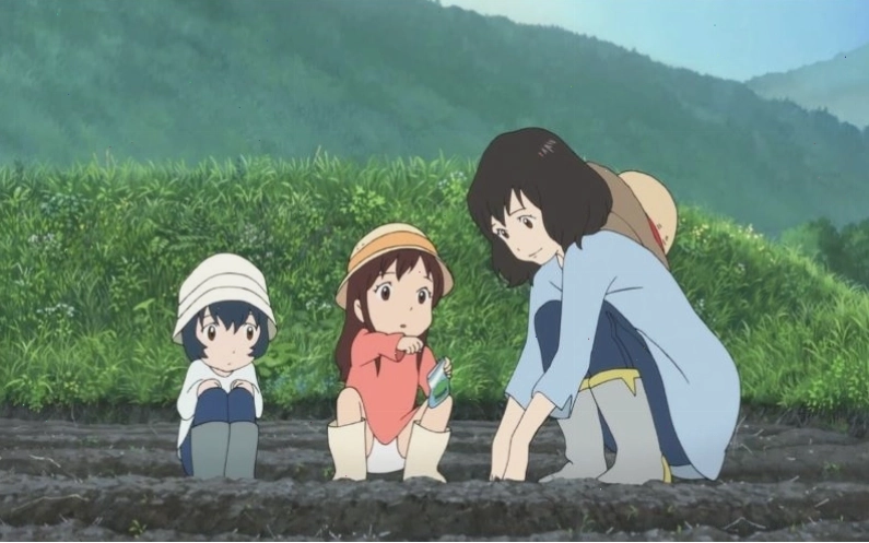 Hana và hai đứa con trong Wolf Children