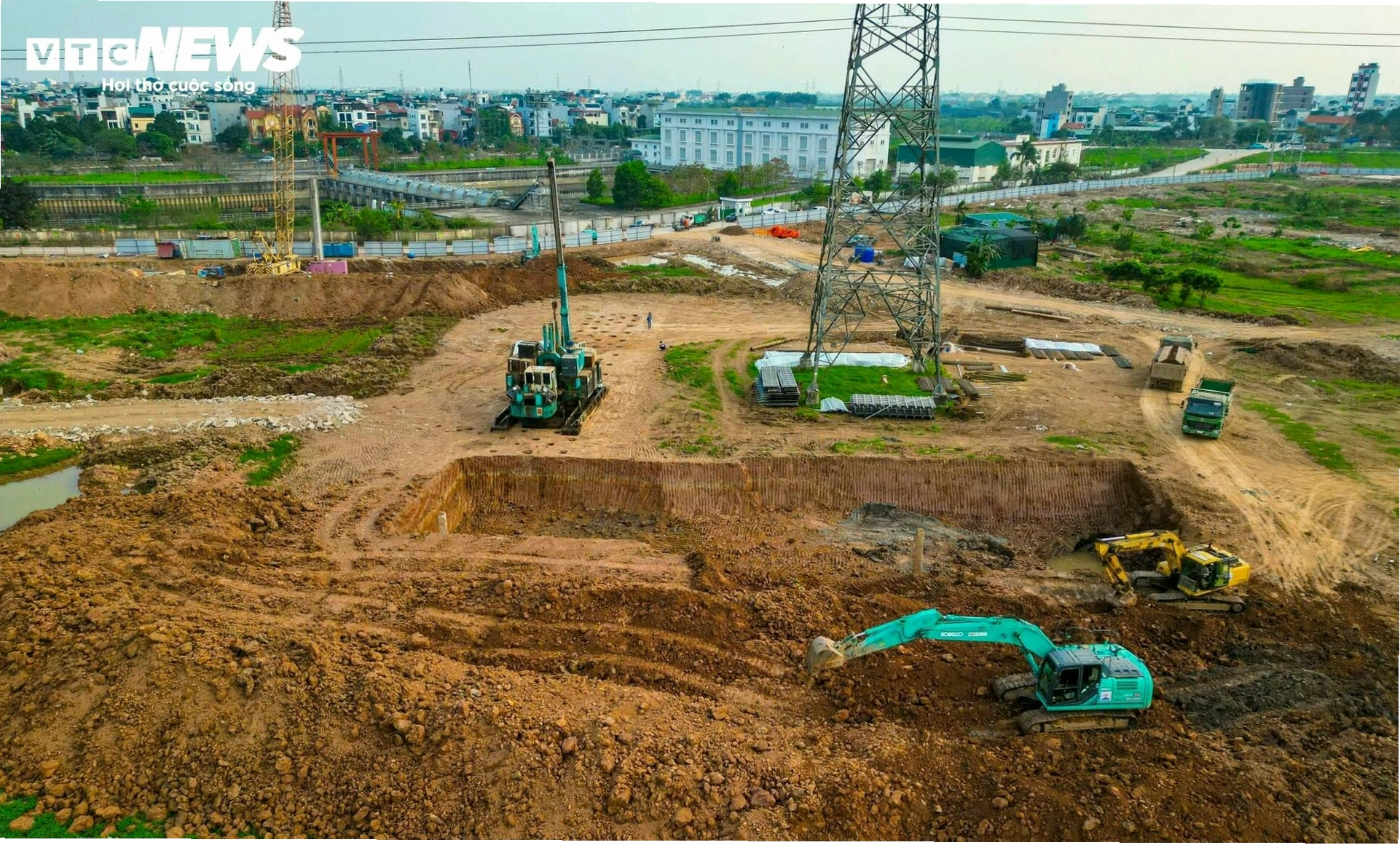 Hệ thống cống thoát nước đang được lắp đặt tại khu vực dự án