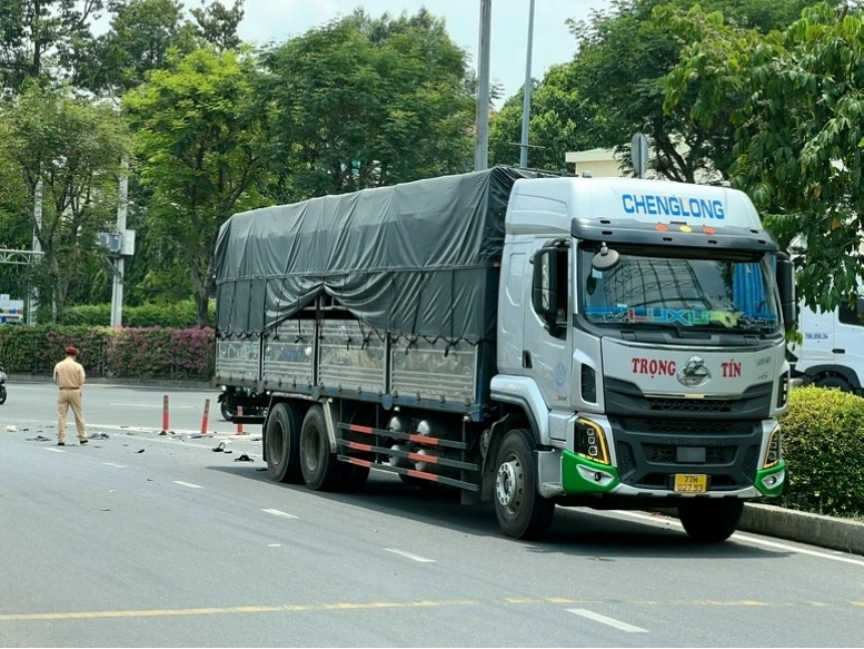 Hiện trường vụ tai nạn giao thông nghiêm trọng tại chân cầu vượt Sóng Thần