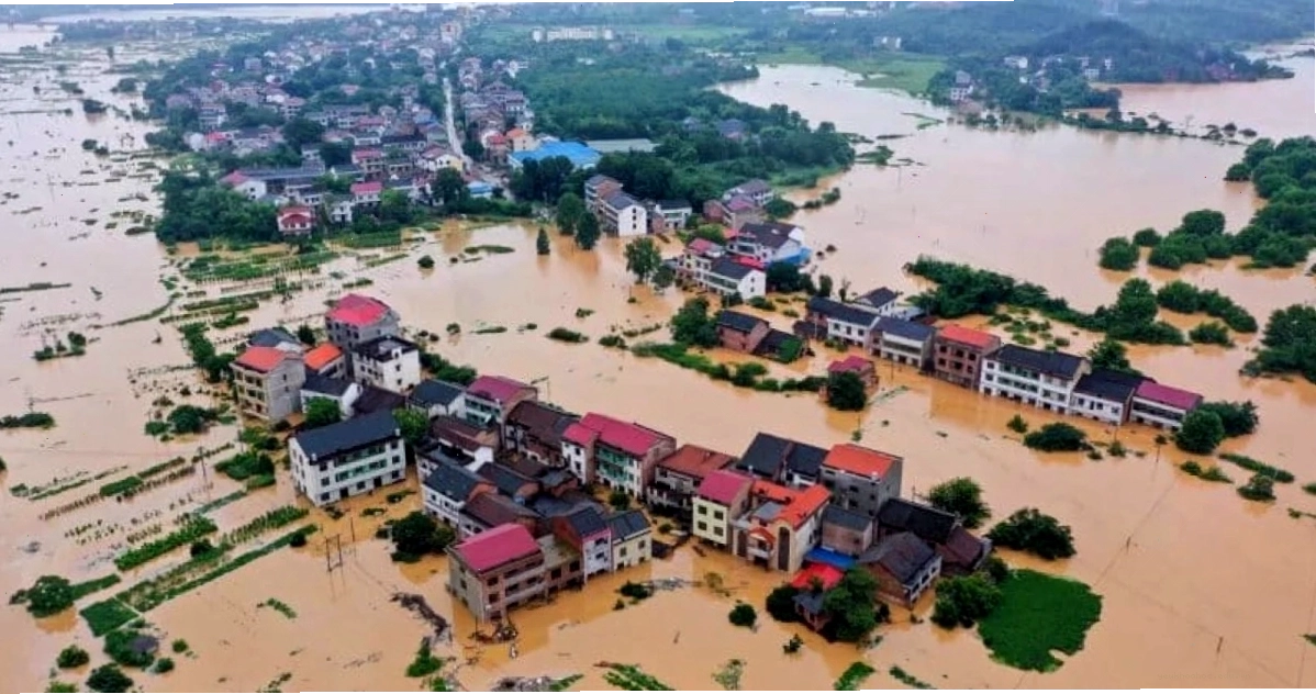 Hình ảnh lũ lụt tàn phá, một trong những tác động của biến đổi khí hậu