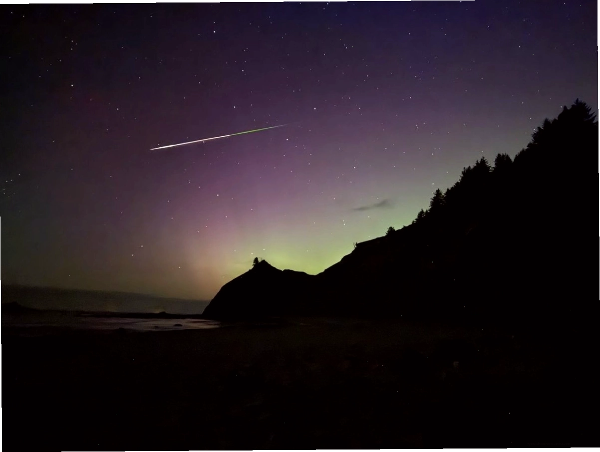 Hình ảnh mưa sao băng Perseid rực rỡ trên bầu trời đêm
