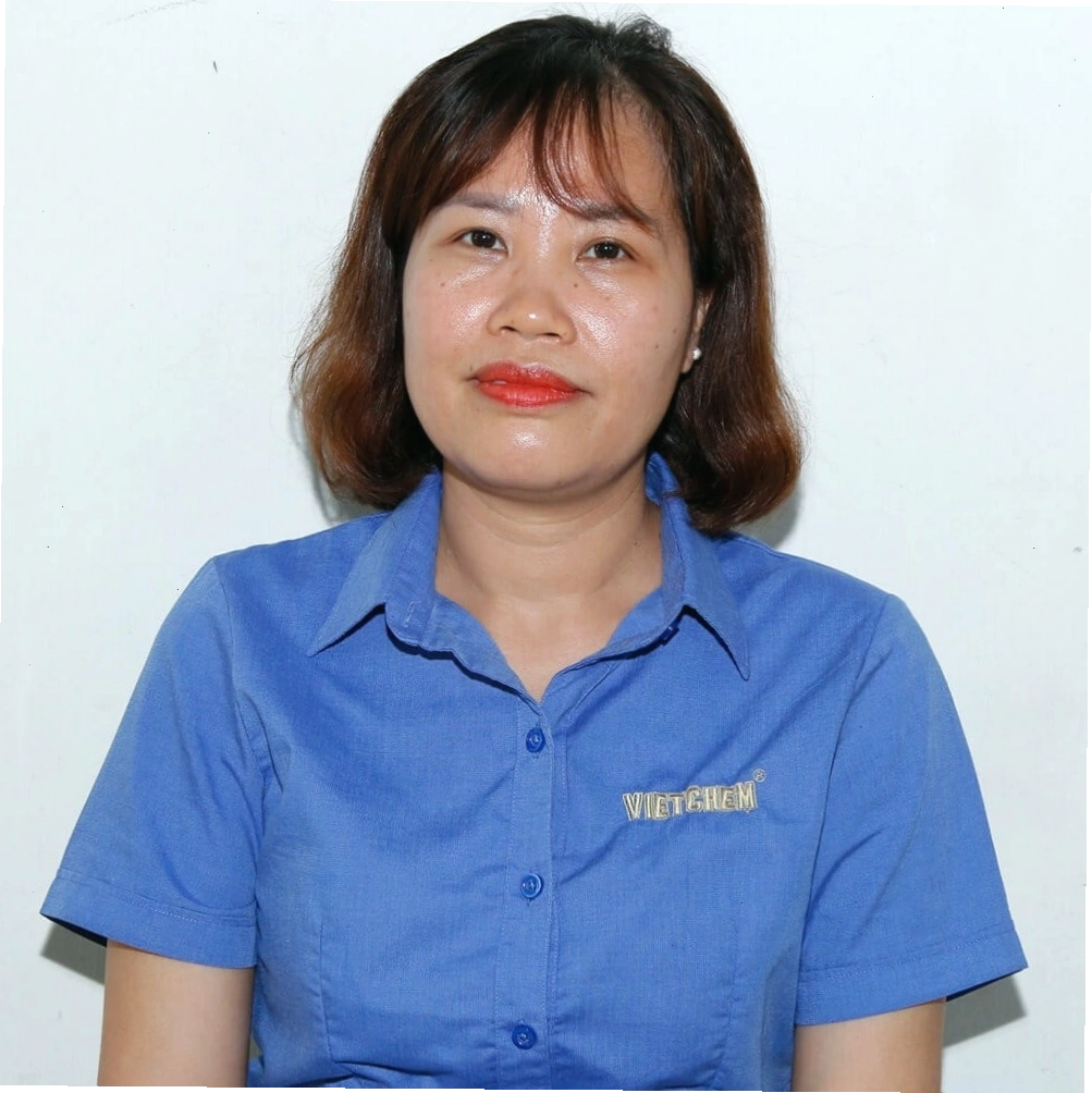 Hình ảnh người nông dân chăm sóc vườn cây trên đất phù sa màu mỡ