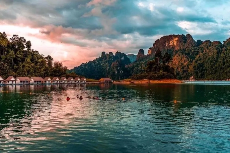 Hồ Cheow Lan thơ mộng trong Công viên Quốc gia Khao Sok lúc chiều tà