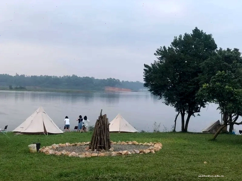 Hoạt động cắm trại tại bãi cỏ ven hồ Đồng Mô