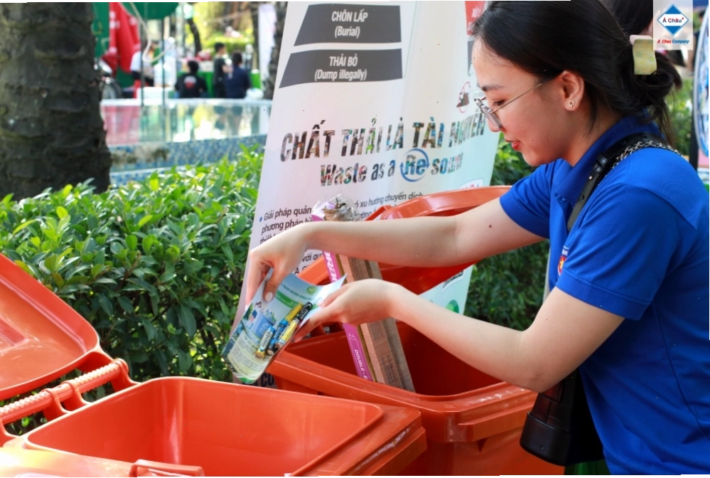 Hoạt động đổi chất thải lấy quà sống xanh, mô phỏng quy trình xử lý rác thải hữu cơ