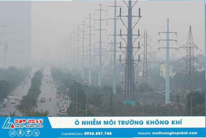 Khói bụi dày đặc bao phủ các tòa nhà cao tầng tại một thành phố lớn ở Việt Nam