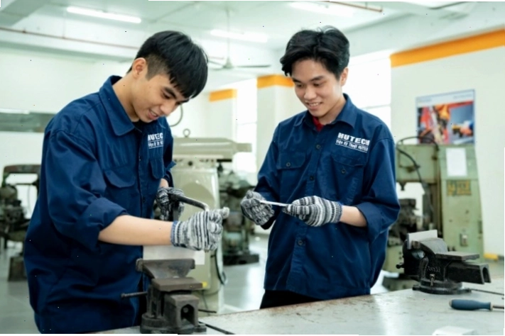 Kỹ sư cơ khí đang làm việc với bản vẽ thiết kế máy móc