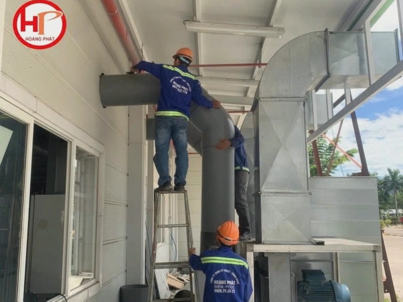 Kỹ sư đang thực hiện thiết kế hệ thống cơ điện