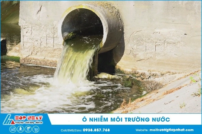 Mặt nước sông hồ bị bao phủ bởi rác thải và nước thải công nghiệp