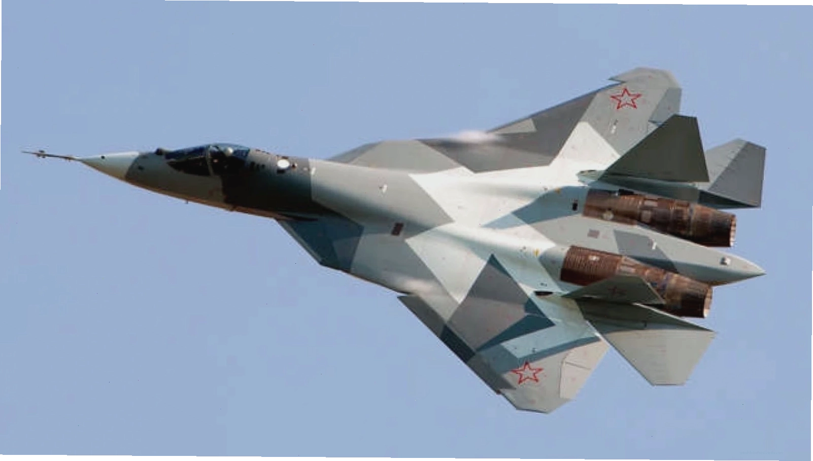 Máy bay chiến đấu Su-57 mang tên lửa