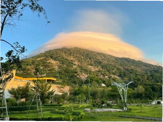 Mây thấu kính với nhiều lớp trên núi Bà Đen