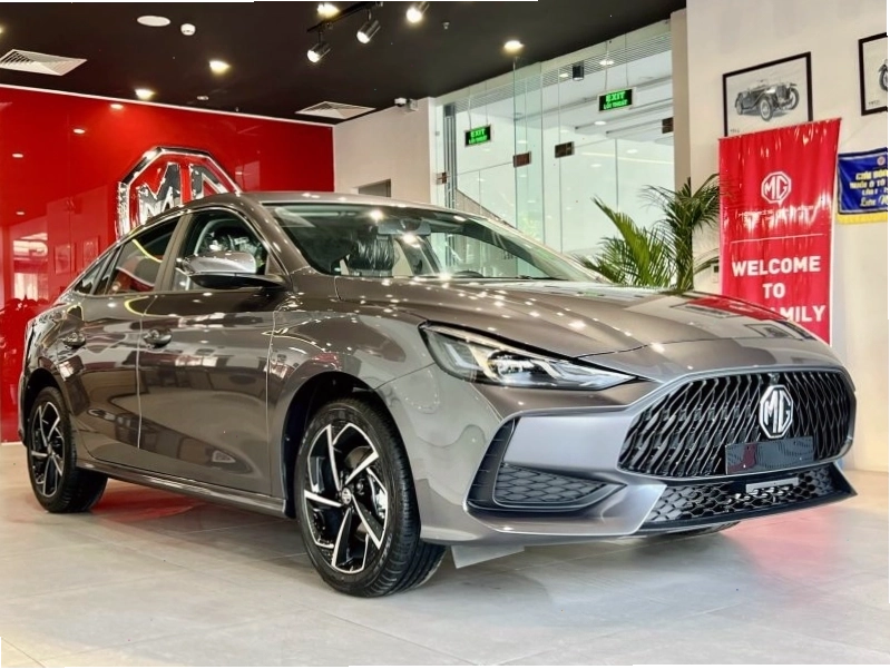 MG5 Luxury màu xám với thiết kế thể thao và sang trọng