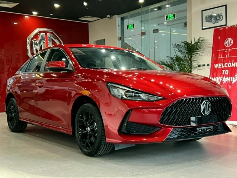 MG5 STD màu đỏ rực rỡ, thể hiện sự trẻ trung và năng động