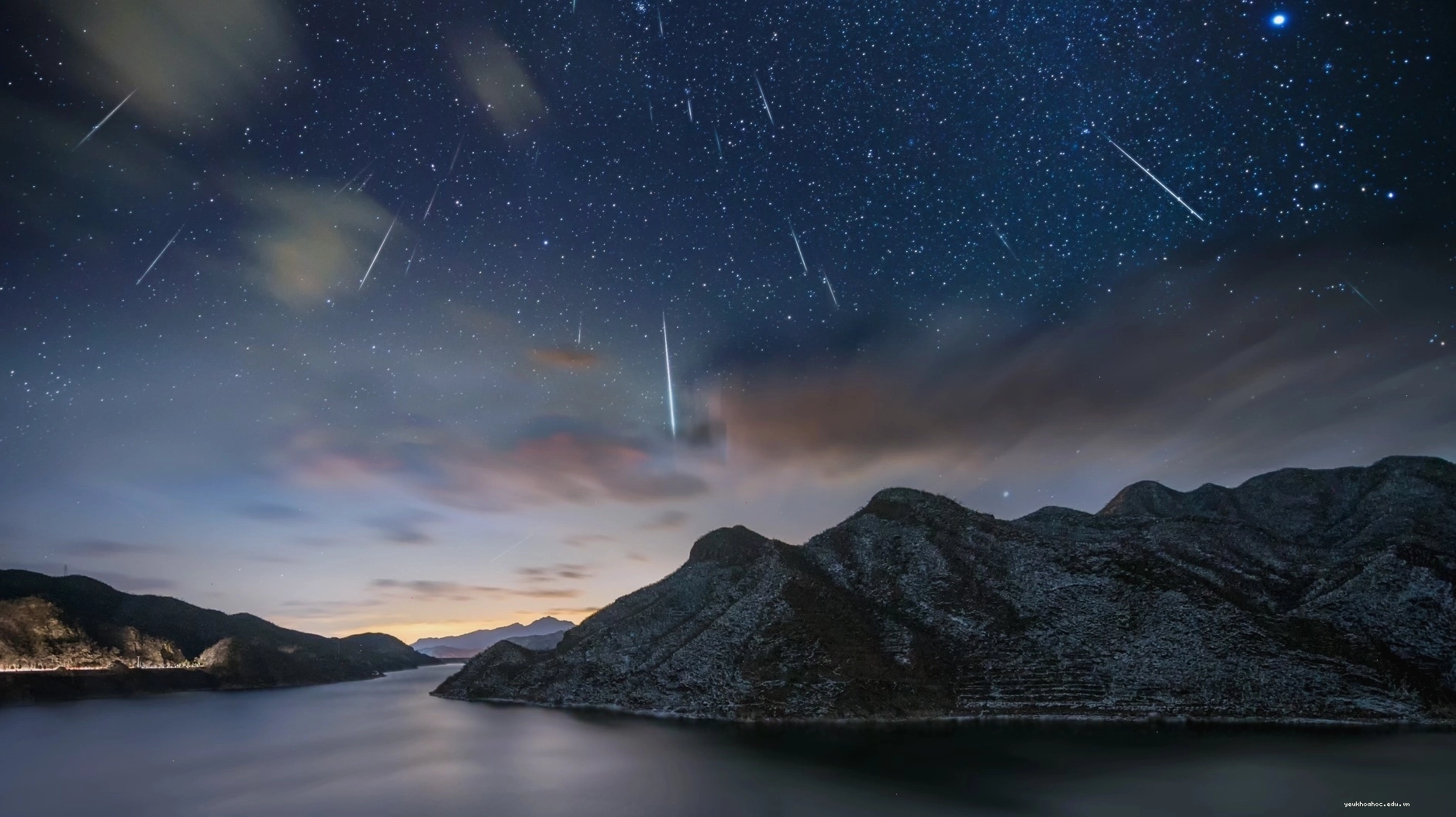 Mưa sao băng Geminids rực rỡ trên bầu trời đêm