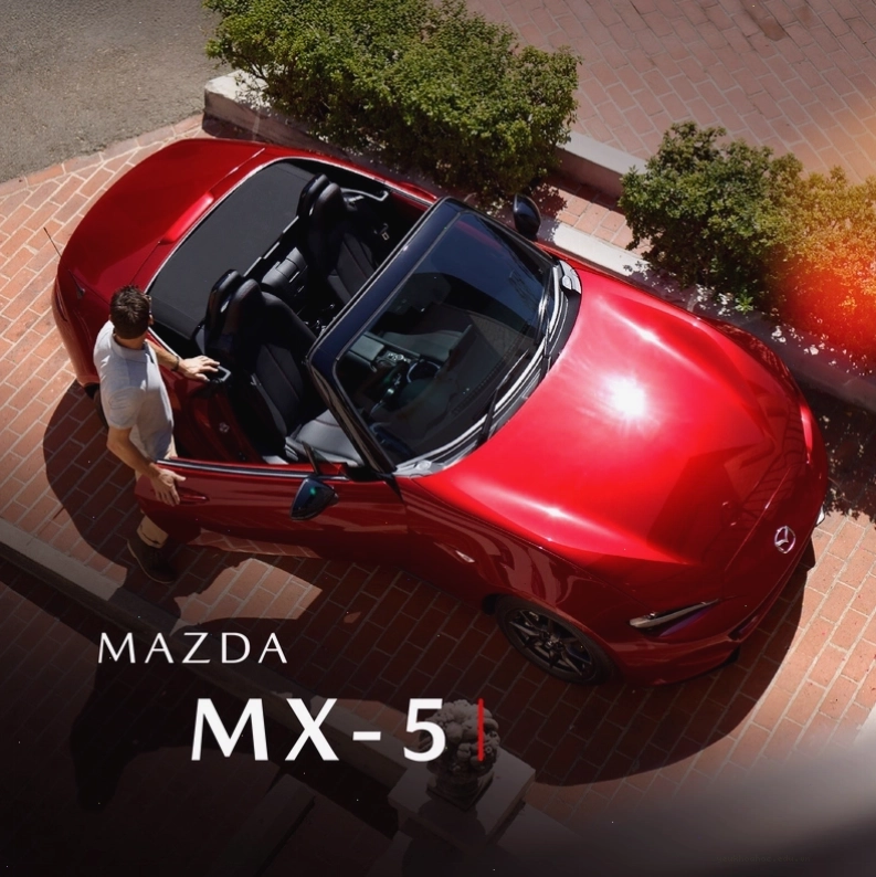 Ngoại thất Mazda MX-5 với mui trần mở
