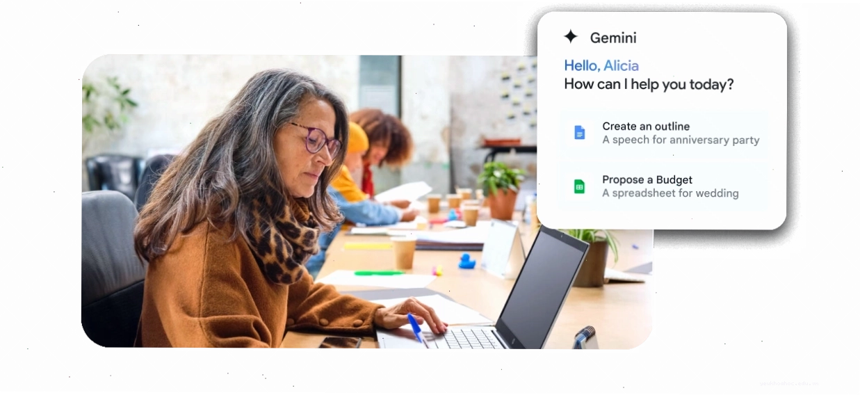 Người phụ nữ sử dụng laptop với gợi ý từ Gemini