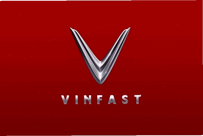 Nhân viên tư vấn VinFast hỗ trợ khách hàng