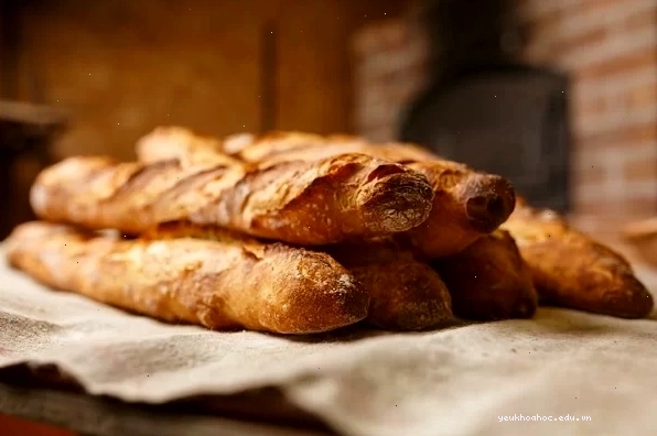 Những chiếc bánh mì baguette vàng ươm sau khi nướng