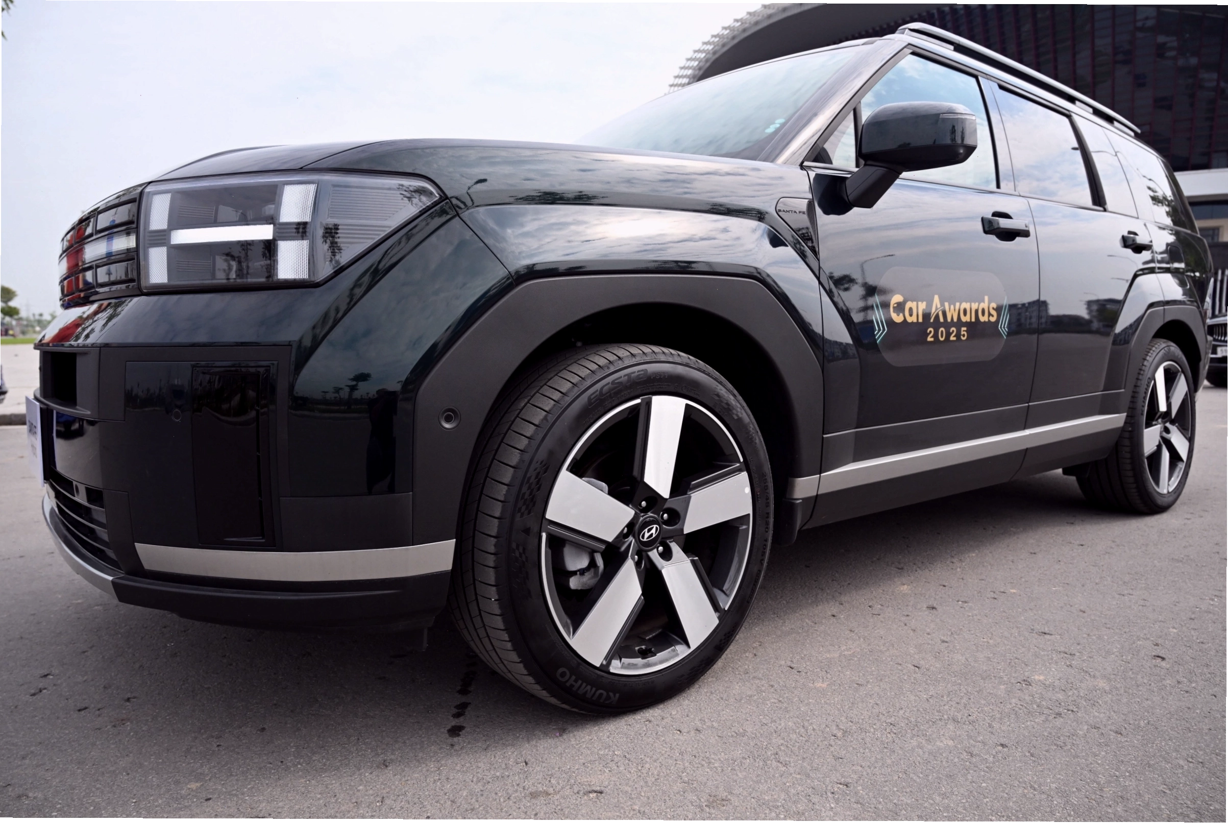 Nội thất Hyundai Santa Fe 2026 với màn hình giải trí lớn và các tiện nghi hiện đại