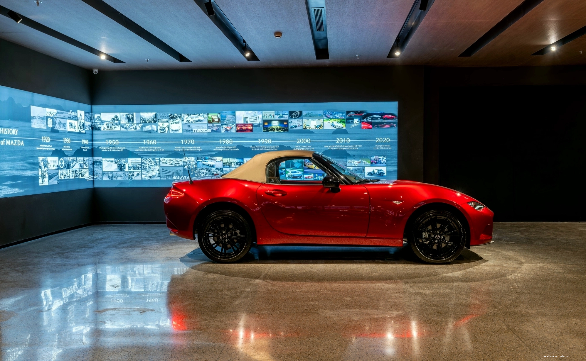 Nội thất Mazda MX-5 với bảng điều khiển trung tâm