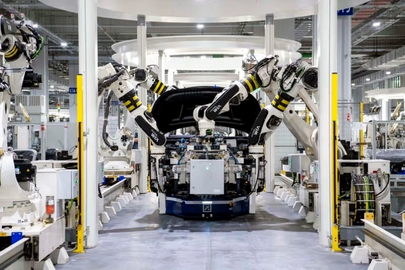 Robot công nghiệp sử dụng hệ thống thị giác máy tính để nhận diện và xử lý vật thể