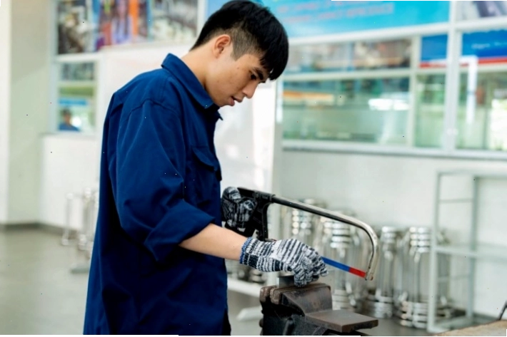 Sinh viên ngành kỹ thuật cơ khí thực hành tại phòng thí nghiệm