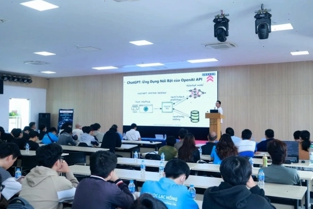 Sinh viên tham gia các dự án khoa học về AI tại trường đại học