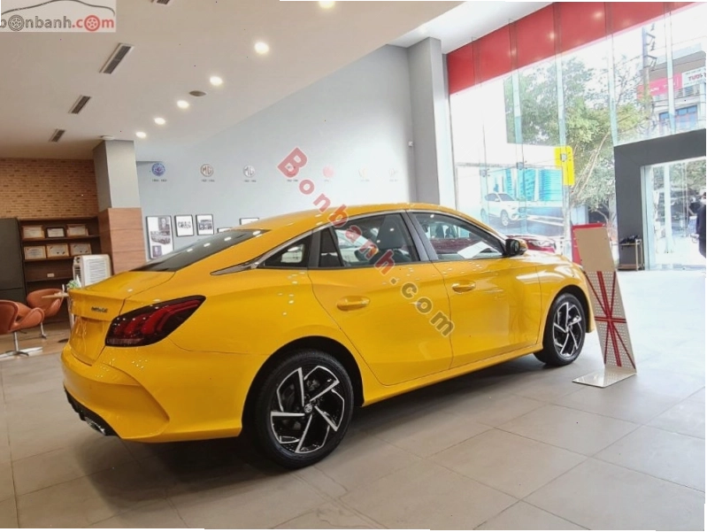 Thân xe MG5 2026 với đường gân dập nổi tạo vẻ cơ bắp