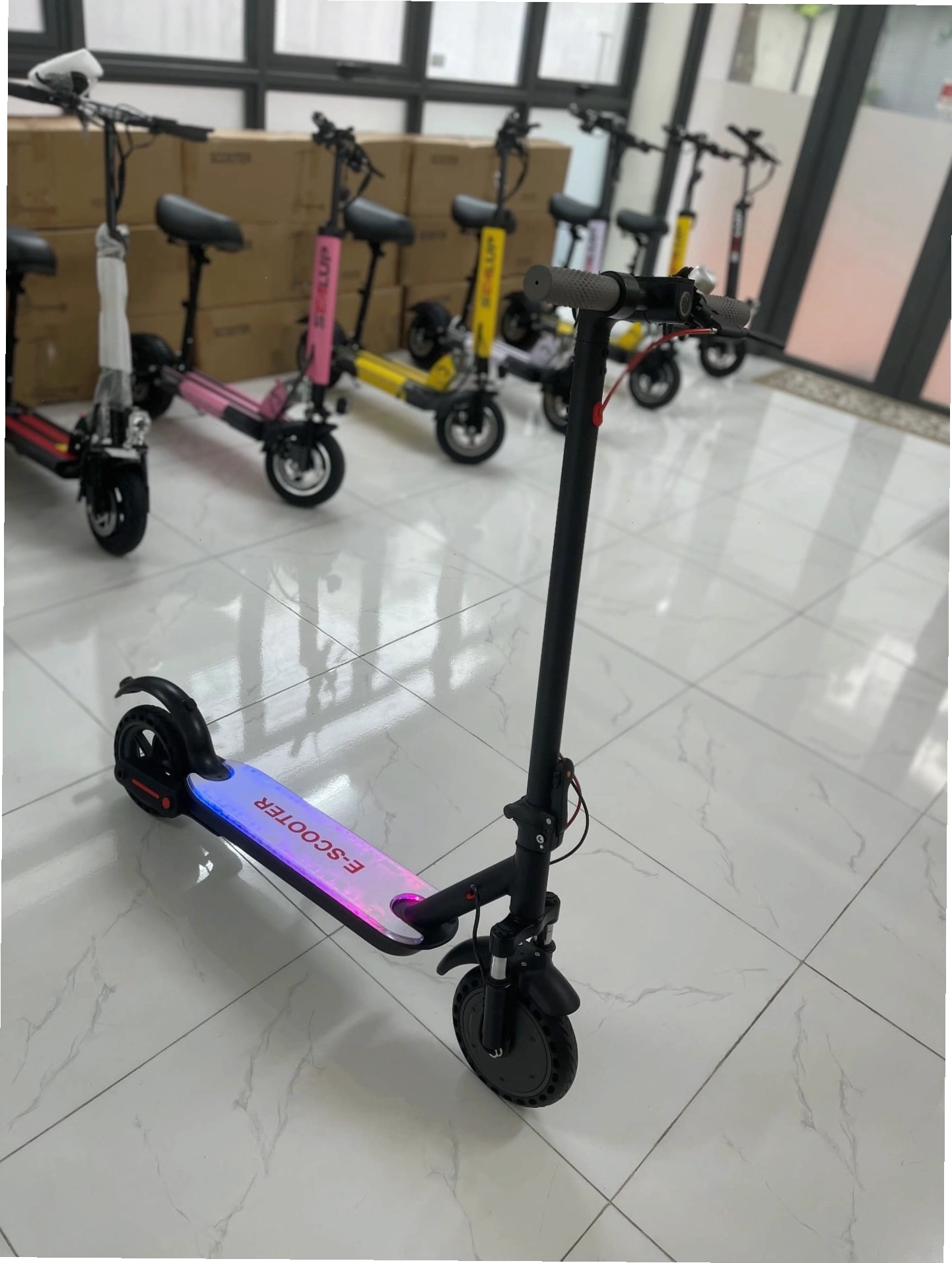 Trải nghiệm trực tiếp sản phẩm scooter điện chất lượng tại cửa hàng