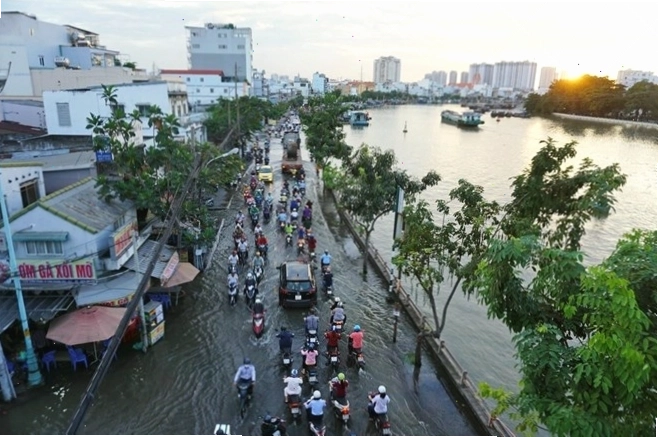 Triều cường kết hợp sụt lún khiến nhiều tuyến đường ở TP.HCM bị ngập nặng