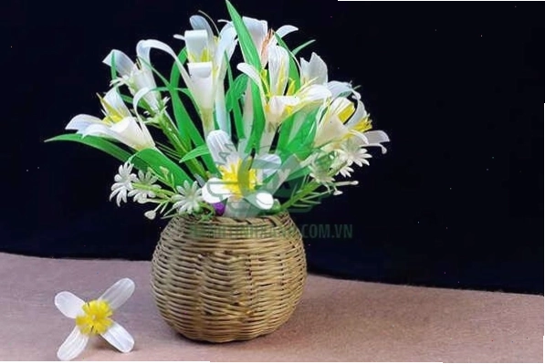 Tự chế lọ hoa từ ống hút nhựa bỏ đi