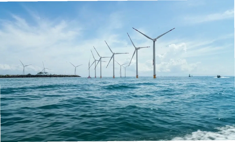 Tua bin gió ngoài khơi trên biển