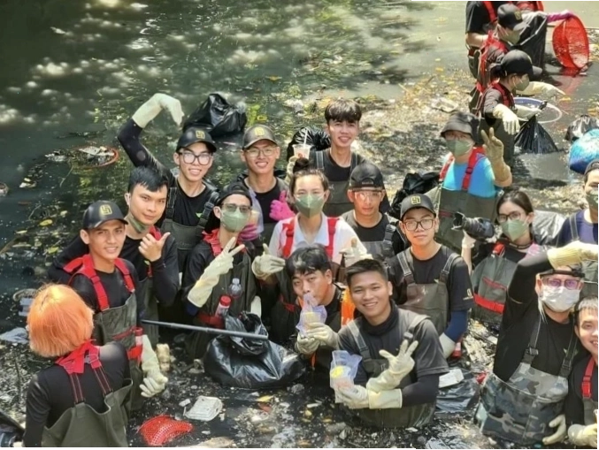 Vất vả nhưng nụ cười vẫn luôn trên môi các tình nguyện viên Sài Gòn Xanh