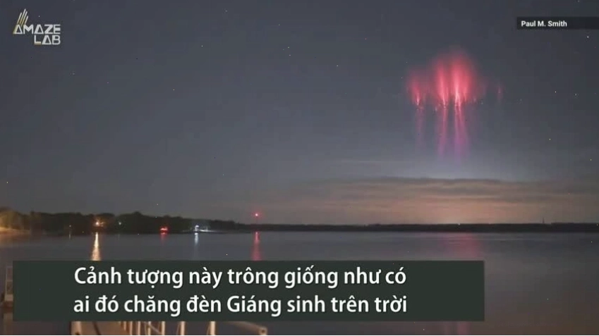 Video ghi lại khoảnh khắc sấm sét đỏ xuất hiện trên bầu trời